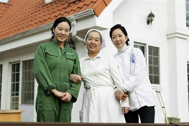 세 모녀(왼쪽부터 차녀 김지아씨, 조옥향 대표, 장녀 김지은씨)가 다정스럽게 기념 사진을 찍고 있다.  은아목장 제공