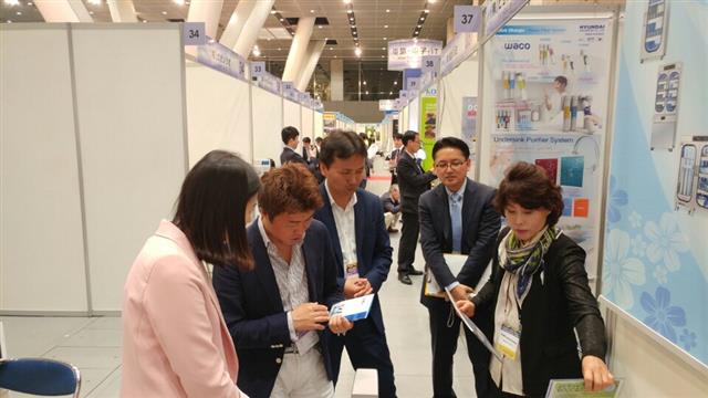 센서를 이용해 자동 손세척기를 만드는 중소기업 ‘하인스’의 관계자들이 19일 일본 도쿄 국제포럼에서 진행된 ‘한국상품 전시상담회’에서 일본 바이어들에게 제품을 설명하고 있다. 이날 상담회에는 일본 바이어 1100여명이 찾았고 20일까지 진행된다. 한국무역협회 제공