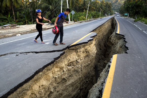 19일(현지시간) 에콰도르 차크라스 지역의 도로가 지진으로 인해 갈라져 있다. 규모 7.8의 이번 강진으로 사망자는 현재 480명으로 늘어났으며 실종자는 1,700명에 달하는 것으로 나타났다. 자료 사진. AP 연합뉴스