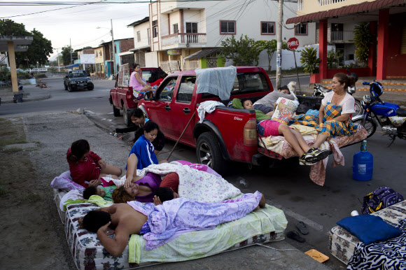 19일(현지시간) 에콰도르 만타에서 지진으로 집을 잃은 사람들이 길거리에서 잠을 잔 후 깨어나고 있다. AP 연합뉴스