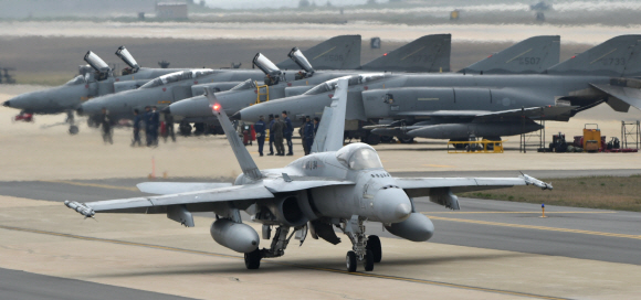 15일부터 오는 29일까지 전북 군산 비행장에서 실시되고 있는 한미공군 대규모 항공전역훈련인 맥스썬더 훈련에 참가한 미 해병대 FA-18 전투기가 이륙 전 활주하고 있다.  미 7공군 제공