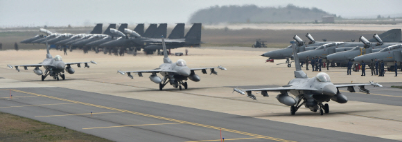 15일부터 오는 29일까지 전북 군산 비행장에서 실시되고 있는 한미공군 대규모 항공전역훈련인 맥스썬더 훈련에 참가한 미 공군 F-16 전투기가 이륙 전 활주하고 있다.  미 7공군 제공