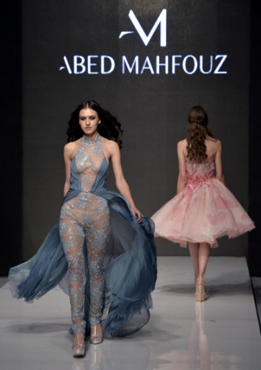 19일(현지시간) 레바논 베이루트에서 열린 ‘베이루트 패션위크(Beirut Fashion Wee)’에서 디자이너 ‘아베드 마흐푸즈(Abed Mahfouz)’ 2016 봄/여름 컬렉션에 모델이 의상을 선보이고 있다.<br>EPA 연합뉴스
