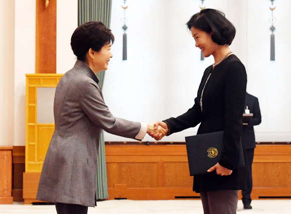 박근혜 대통령이 대사 신임장 및 임용장 수여식에서 김효은 주세네갈대사에게 수여하고 있다.  안주영 기자 jya@seoul.co.kr