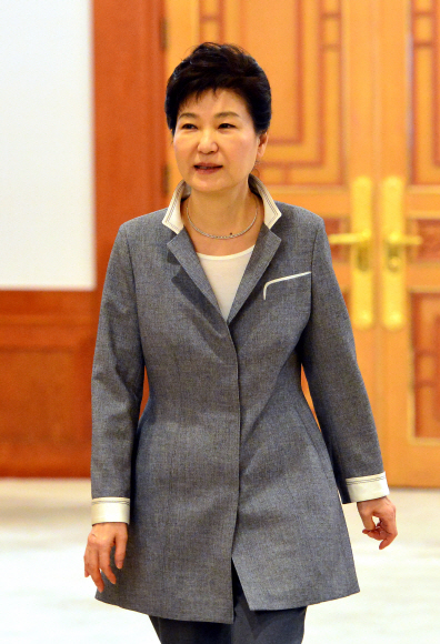 청와대 신임대사 임명장 수여식에 참석하는 박근혜 대통령.