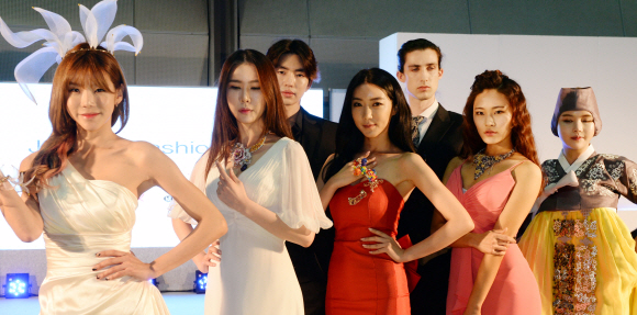 21일 오전 삼성동 코엑스에서 열린 2016 한국주얼리페어 오프닝 쇼 무대에서 모델들이 다양한 디자인의 보석 장신구를 선보이고 있다. 강성남 선임기자 snk@seoul.co.kr