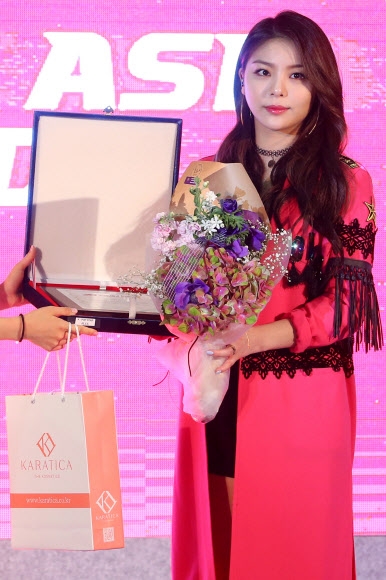 가수 에일리가 21일 오후 서울 삼성동 코엑스에서 열린 2016 루키 아시아 어워즈(Rookie Asia Awards)에서 K팝스타상 수상 후 기념촬영을 하고 있다. <br>연합뉴스