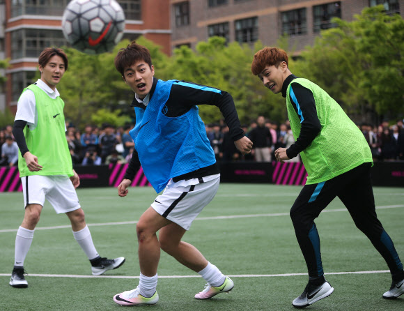 ’공을 바라보며’ 김준수-윤두준-이기광