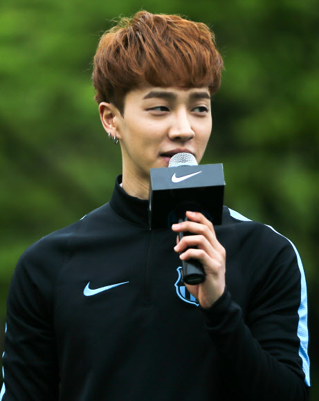 인사말하는 이기광