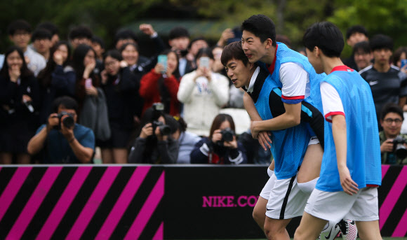 ’두준의 등에 업혀’