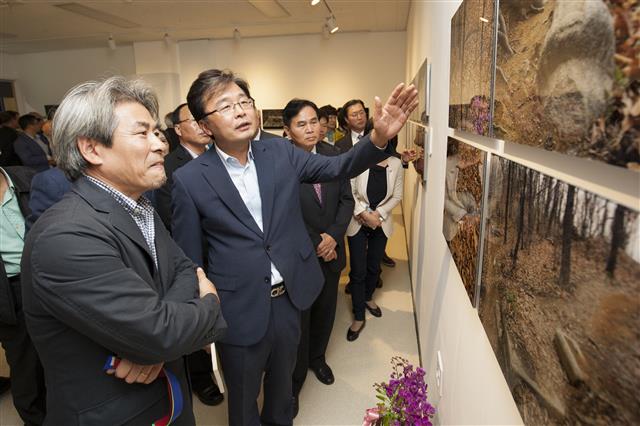 김우영(왼쪽 두 번째) 은평구청장과 장창익(세 번째) 구의장이 전시물을 둘러보고 있다.