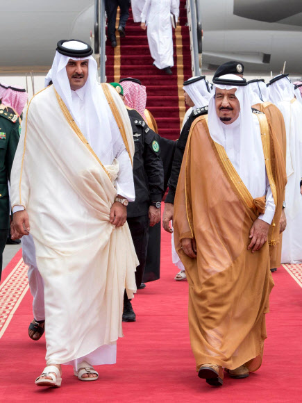 20일(현지시간) 사우디아라비아 살만 국왕이 사우디를 방문한 타밈 빈 하마드 알사니(왼쪽) 카타르 국왕을 공항에서 영접하고 있는 모습. 리야드 EPA 연합뉴스