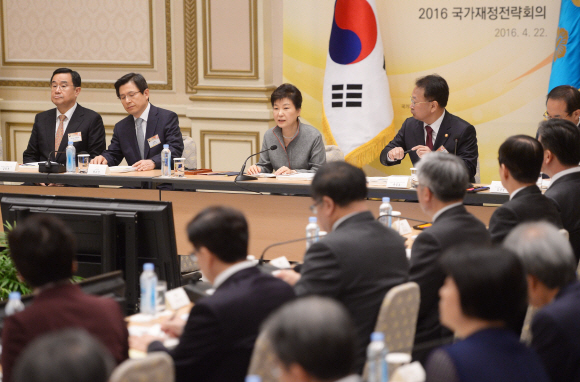 박근혜 대통령이 22일 오전 청와대에서 열린 2016 국가재정전략회의에 참석, 인사말을 하고 있다.  2016. 04. 22 안주영 기자 jya@seoul.co.kr