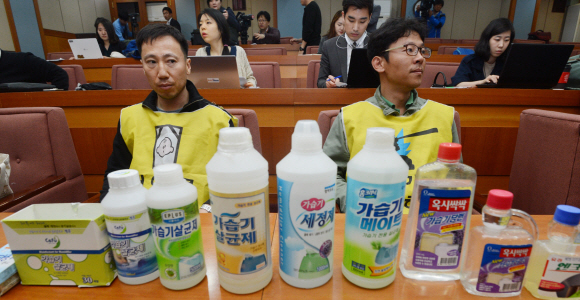 가습기 살균제 피해자 가족들이 서울대학교 연건캠퍼스에서 열린 옥시레벤키저에 살인죄를 대한민국 정부도 법적 책임이라는 주제로 기자회견지켜보고 있다. 안주영 기자 jya@seoul.co.kr
