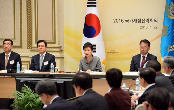 22일 청와대에서 열린 2016 국가재정전략회의에서 박근혜 대통령이 모두발언을 하고있다. 2016. 04. 22 안주영 기자 jya@seoul.co.kr