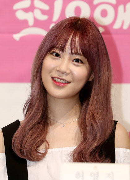 환하게 웃는 허영지