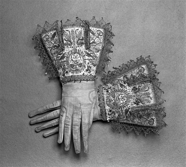 사진 속 장갑은 17세기 초기에 만들어진 것으로 가죽, 새틴, 그리고 금실로 짠 레이스로 장식돼 있다.  민음사 제공