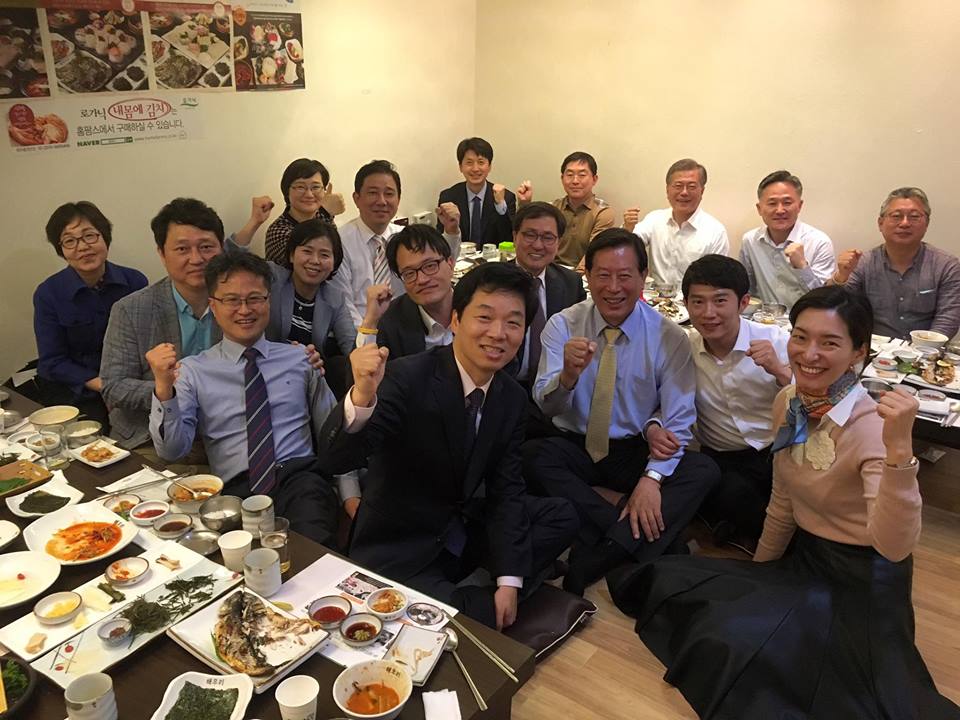 더불어민주당의 문재인 전 대표와 영입인사 15명이 22일 서울 여의도의 한 식당에서 오찬을 함께 한 뒤 사진 촬영을 하고 있다. 조응천 페이스북