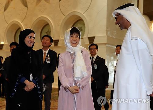 지난해 3월 아랍에미리트 그랜드모스크를 방문했을 당시 히잡을 착용한 박근혜 대통령. 연합뉴스