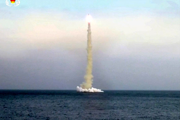 북한, 잠수함 미사일 시험발사 모습 공개