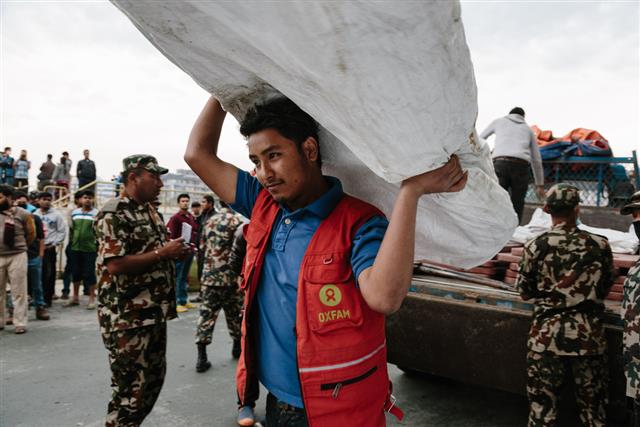 네팔 대지진 발생 사흘 뒤인 지난해 4월 28일 셰케 카드카가 네팔 수도 카트만두에 있는 이재민 임시캠프에서 임시 화장실을 짓기 위한 자재를 나르고 있다.  옥스팜 코리아 제공