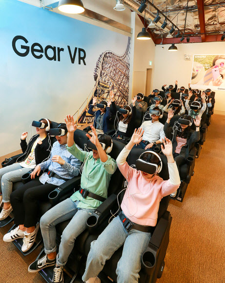 롤러코스터 VR… 놀이공원 속 놀이공원 
