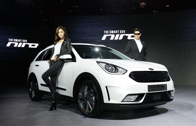 기아자동차가 25일 개막한 베이징모터쇼에서 소개할 소형 하이브리드 스포츠유틸리티차량(SUV)인 ‘니로’.  기아자동차 제공