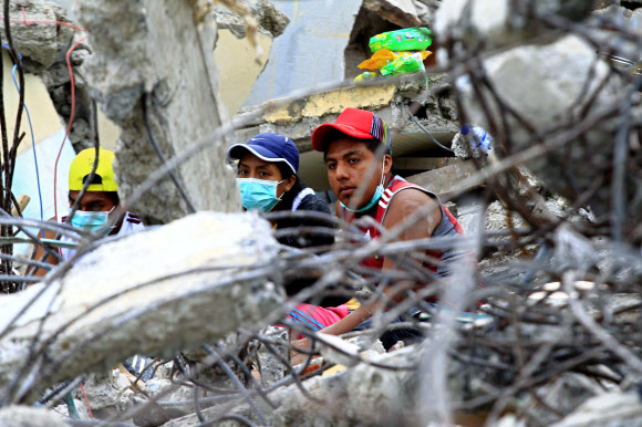 ‘무너진 집을 보며’… 에콰도르 지진 그 후