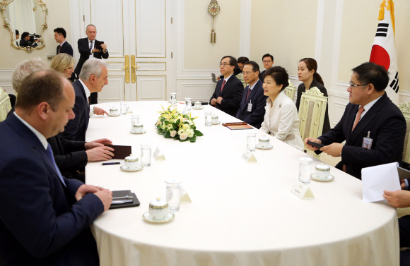 박근혜 대통령이 25일 오전 청와대에서 틸리히(Tillich) 독일 연방 상원의장(왼쪽 앞에서 세번째) 일행을 접견하고 있다.   안주영 기자 jya@seoul.co.kr