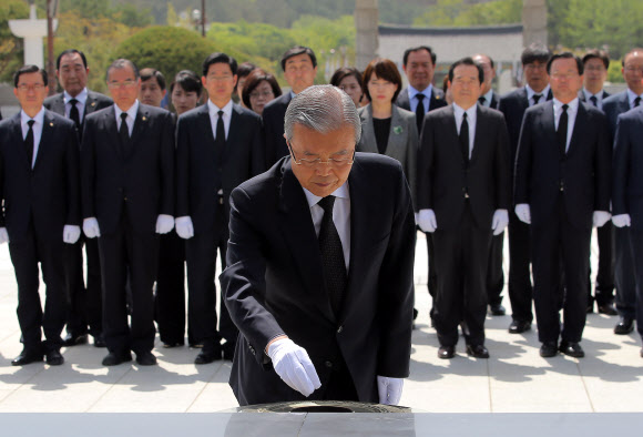 5·18 민주묘지 참배하는 김종인 대표