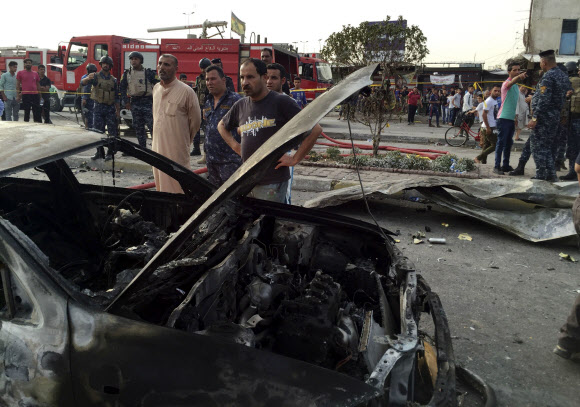 바그다드 차량폭탄 테러 현장에 모인 사람들
