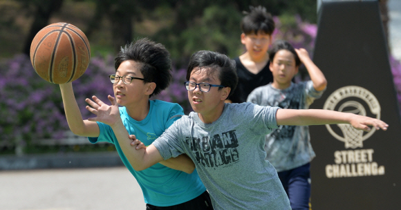 서울 낮기온이 27도까지 올라가며 초여름 날씨를 보인 지난 4월 26일 서울 여의도에서 학생들이 반팔 티셔츠 차림으로 농구를 하고 있다. 손형준 기자 boltagoo@seul.co.kr
