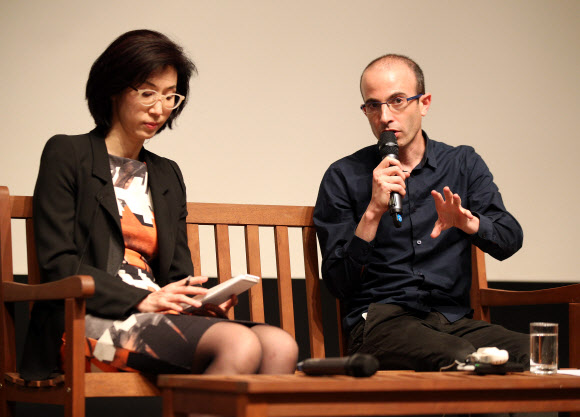 토론하는 유발 하라리