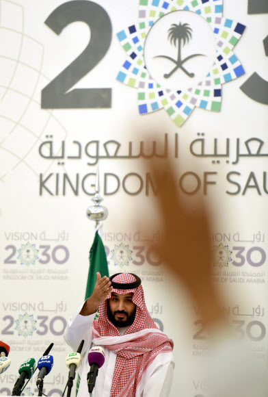 사우디아라비아의 무함마드 빈 살만 알 사우드 왕자가 25일(현지시간) 수도 리야드의 국영방송을 통해 석유 의존 경제 구조를 개혁하기 위한 ‘비전 2030’ 계획을 발표하고 있다. 리야드 AFP 연합뉴스