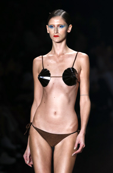 가릴 곳만 가린 ‘아찔한 런웨이’