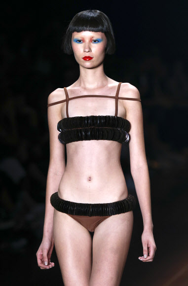 끈으로 완성한 ‘아찔한’ 비키니