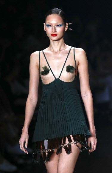 한껏 드러낸 어깨 라인