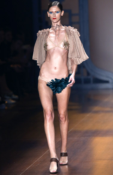 ‘입은 거 맞아?’ 아찔한 패션