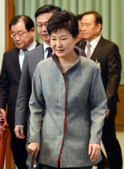 박근혜 대통령이 28일 청와대에서 열린 영상국무회의에 참석하고 있다.  안주영 기자 jya@seoul.co.kr