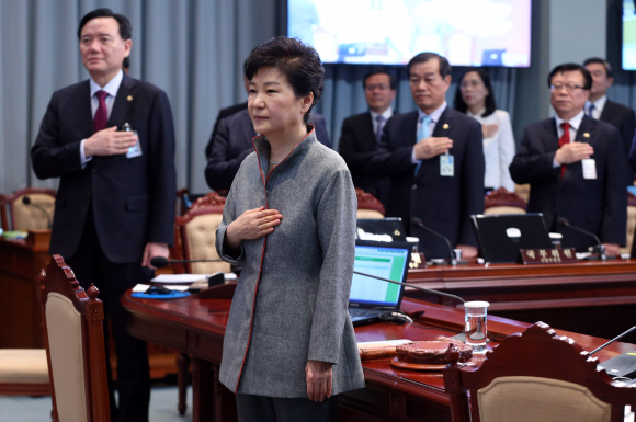 박근혜 대통령이 28일 청와대에서 열린 영상국무회의에 참석해 국민의례를 하고 있다.   안주영 기자 jya@seoul.co.kr