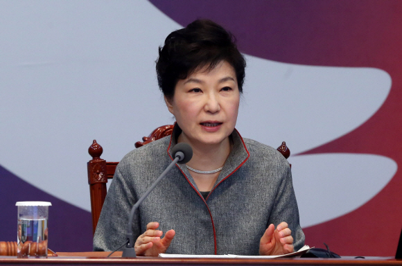 박근혜 대통령이 28일 청와대에서 열린 영상국무회의에 참석해 모두발언을 하고 있다.  안주영 기자 jya@seoul.co.kr