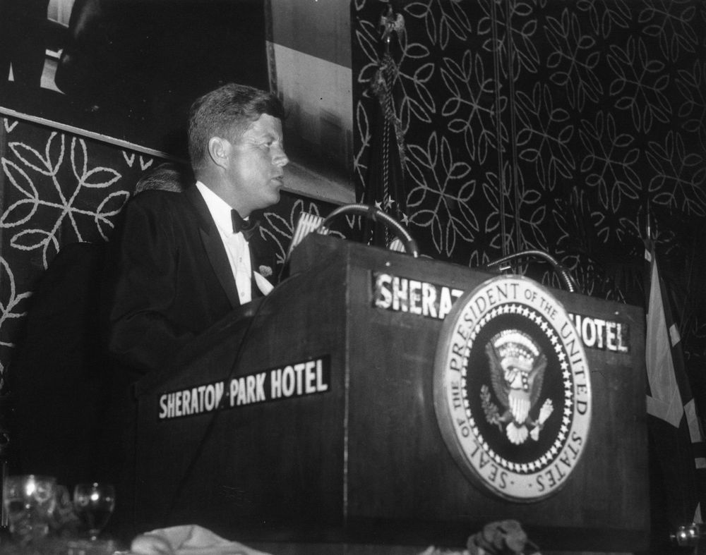 1962년 백악관 출입기자 연례 만찬에서 연설하는 존 F 케네디 대통령. 자료=존F케네디대통령도서관