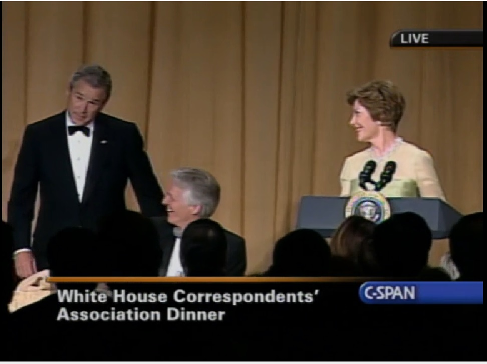 2005년 백악관 출입기자 연례 만찬에서 조지 W 부시(왼쪽) 대통령 대신 연설에 나선 부인 로라 부시(오른쪽) 여사. 자료=C-SPAN 공식 홈페이지