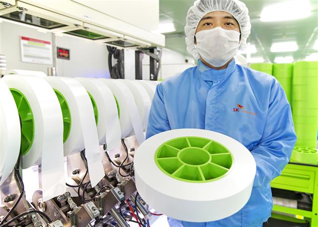 SK이노베이션 직원이 충북 증평군 리튬이온전지분리막(LiBS) 공장에서 생산된 제품을 들고 있다.  SK이노베이션 제공