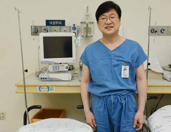 서울대병원에서 일하는 최초의 남자 수간호사인 김장언씨가 지난 22일 인터뷰를 마치고 환하게 웃고 있다. 안주영 기자 jya@seoul.co.kr