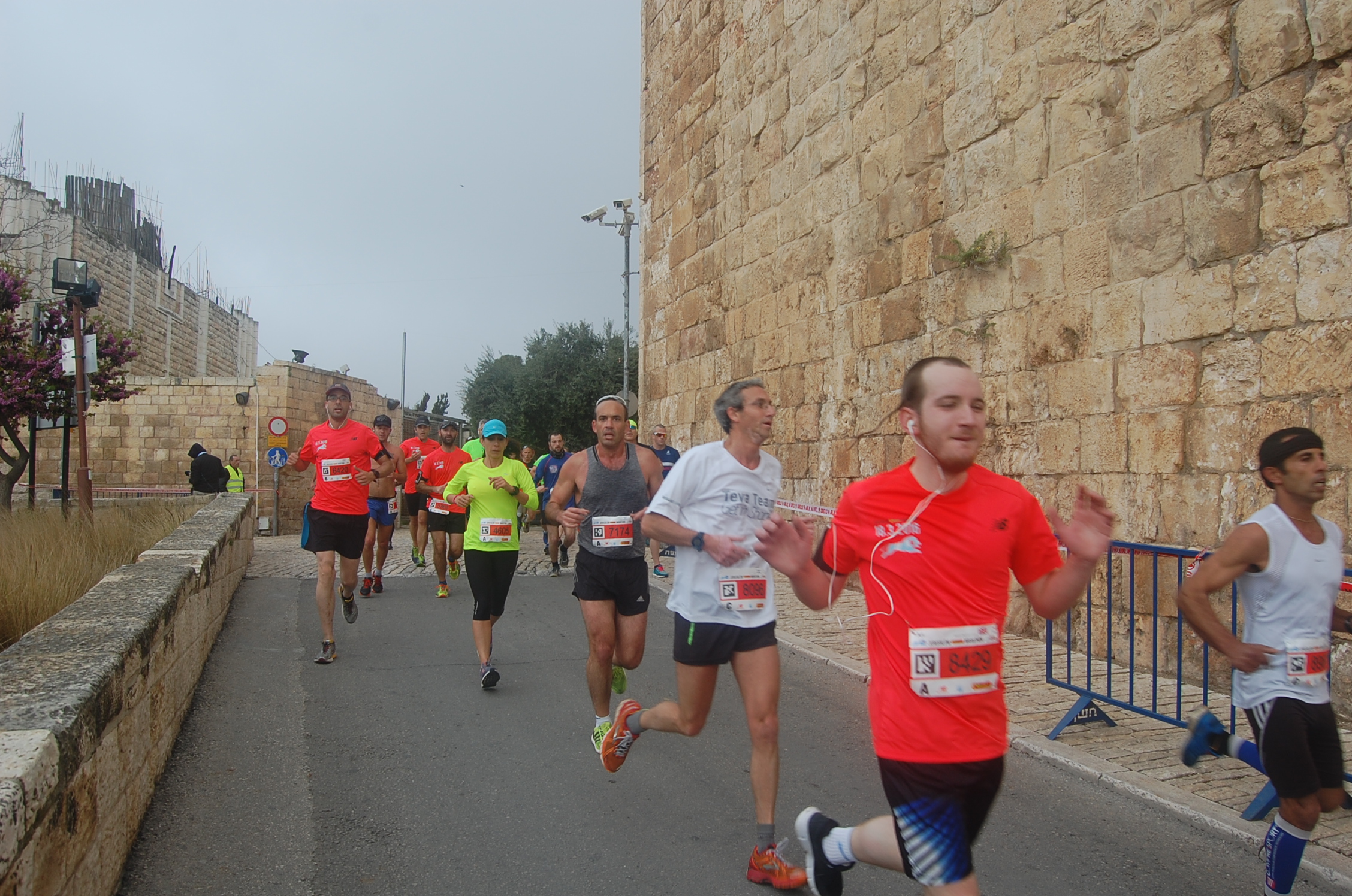 지난 3월 18일 예루살렘 국제마라톤 참가자들이 마라톤 코스인 예루살렘 성벽을 따라 뛰고 있다.