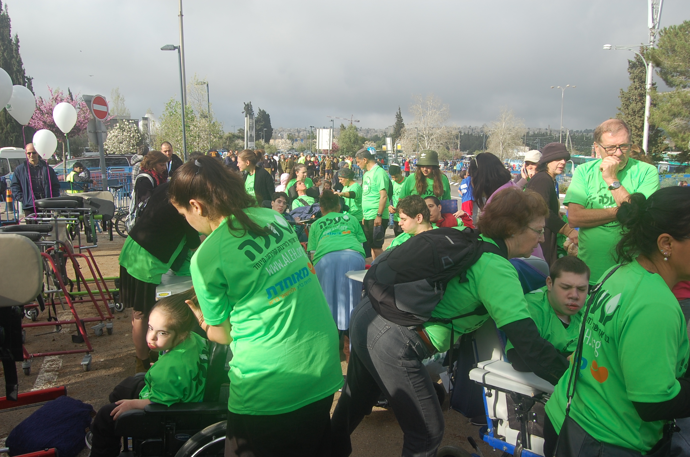지난 3월 18일 예루살렘 국제마라톤대회의 커뮤니티코스에 참가한 장애인과 가족들이 출발선 근처에서 대회를 준비하고 있다.