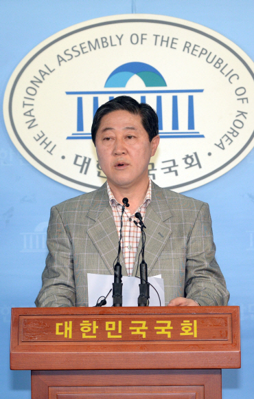 1일 여의도 국회에서 새누리당 원내대표 출마를 선언한 유기준 의원이 기자회견을 열고 발언을 하고 있다.  2016.5.1 박지환기자 popocar@seoul.co.kr