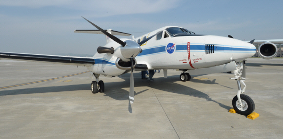29일 경기도 오산 미 공군기지에서 2016년 한-미 협력 국내 대기질 공동조사(KORUS-AQ)에 이용될 한미 양국 연구용 항공기가 언론에 공개됐다. 각종 대기 수집 및 분석 장비를 실은 미국항공우주국(NASA) 소속 B-200 연구용 항공기. 국립환경과학원과 NASA는 5월 2일부터 6월 12일까지 6주간에 걸쳐 항공, 위성, 지상, 해상 관측을 통해 수도권 및 한반도 대기질 집중 조사를 실시한다. 2016. 4. 29 손형준 기자 boltagoo@seoul.co.kr
