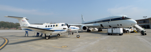 29일 경기도 오산 미 공군기지에서 2016년 한-미 협력 국내 대기질 공동조사(KORUS-AQ)에 이용될 한미 양국 연구용 항공기가 언론에 공개됐다. 각종 대기 수집 및 분석 장비를 실은 미국항공우주국(NASA) 소속 B-200(왼쪽), DC-8 연구용 항공기. 국립환경과학원과 NASA는 5월 2일부터 6월 12일까지 6주간에 걸쳐 항공, 위성, 지상, 해상 관측을 통해 수도권 및 한반도 대기질 집중 조사를 실시한다. 2016. 4. 29 손형준 기자 boltagoo@seoul.co.kr